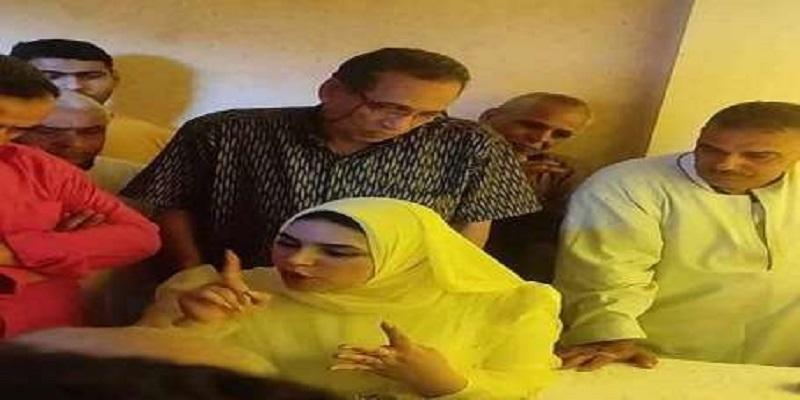 فتاة كتب الكتا ب