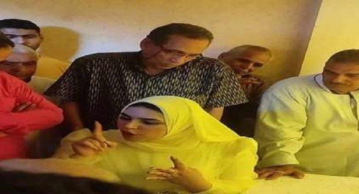 فتاة كتب الكتا ب