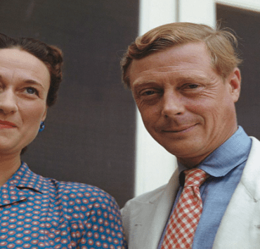 الإمضاء على ذيول الفساتين .. كيف واجهت أم كلثوم تكدس الأوتوجرافات؟ الست