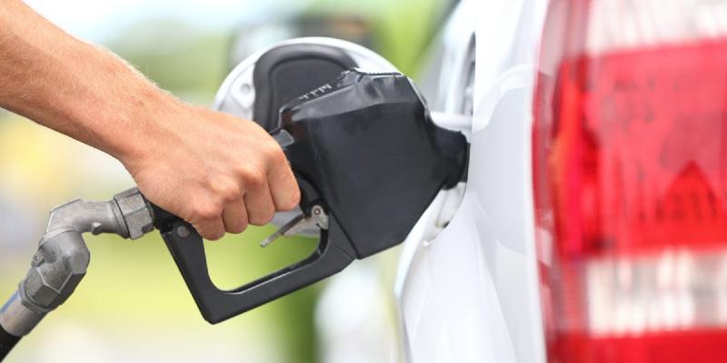 ماذا سيحدث إذا ملأت سيارتك بالماء بدل البنزين؟ البنزين