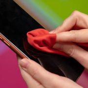 الدليل الكامل لكيفية تنظيف الهاتف الذكي وتعقيمه