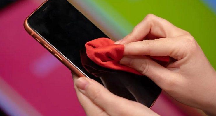 الدليل الكامل لكيفية تنظيف الهاتف الذكي وتعقيمه
