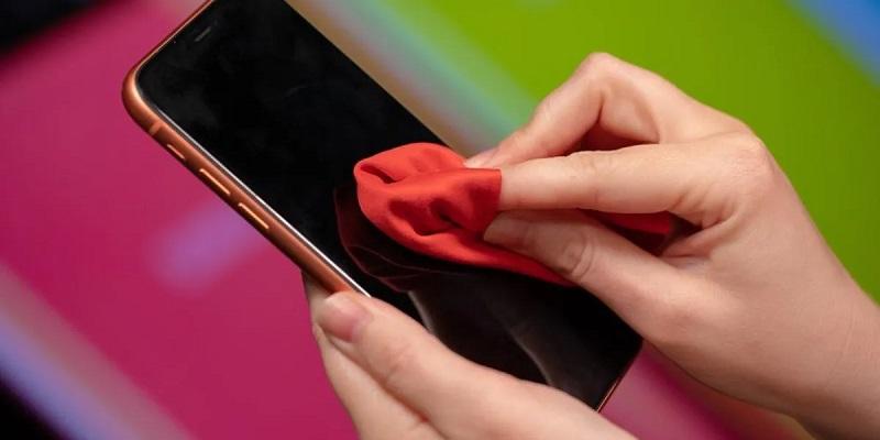 الدليل الكامل لكيفية تنظيف الهاتف الذكي وتعقيمه