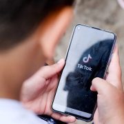 كيفية تغيير السن في تيك توك لحماية أطفالك من محتوى غير موجه لأعمارهم