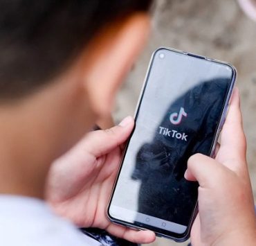 كيفية تغيير السن في تيك توك لحماية أطفالك من محتوى غير موجه لأعمارهم