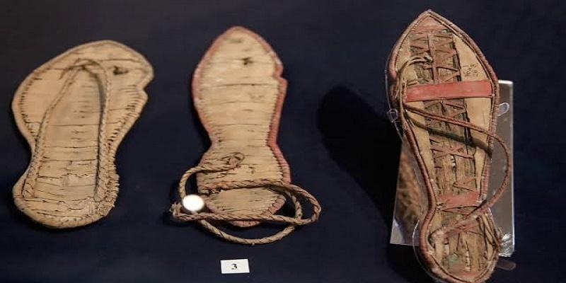 أحذية قديمة