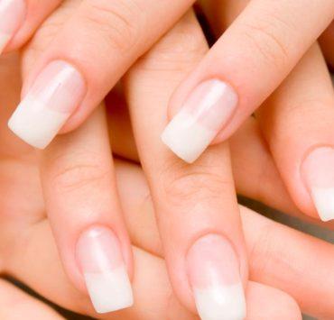 “انفراد بالصور” آخرهم جالا فهمي .. بيع مقتنيات الفنانين على الأرصفة عرض مستمر أكريليك والأظافر