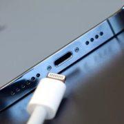 كيفية تنظيف منفذ شحن الهاتف بأمان