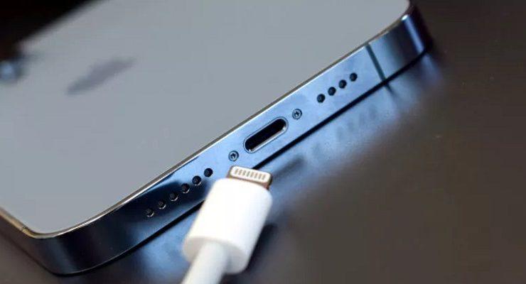 كيفية تنظيف منفذ شحن الهاتف بأمان