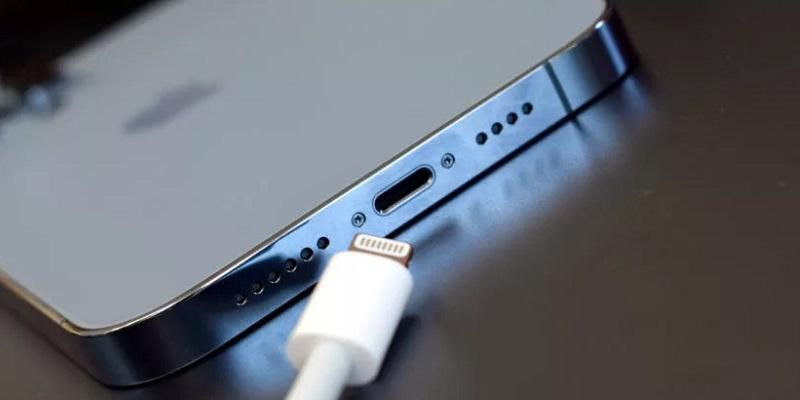 كيفية تنظيف منفذ شحن الهاتف بأمان