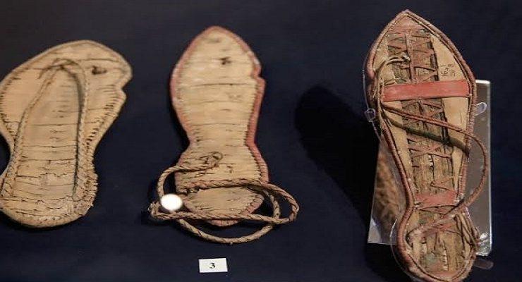 أحذية قديمة