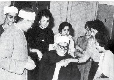 محمد الطنيخي يصافح فتيات في الازهر