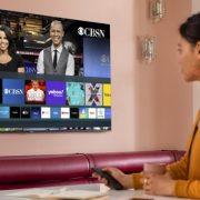 تعتبر شاشات تليفزيون سامسونج الذكية من أفضل الشاشات التي يمكن الحصول عليها في العالم إن لم تكن أفضلها على عهدة العديد من الخبراء، وهذا ليس فقط لتقنياتها وكفاءتها وجودتها المشهود لها، ولكن بفضل ما توفره سامسونج من خدمات ما بعد البيع والتي تتضمن تحديث شاشات سامسونج الذكية حيث يمكنك تحديث نظام تشغيل التليفزيون لعديد من الأسباب. وتوفر سامسونج خدمات التحديث لعامين كاملين بعد تاريخ إصدار وطرح الشاشة، ومن المهم معرفة كيفية تحديث شاشات سامسونج الذكية ليس فقط للخصائص الجديدة التي قد تصل إلى شاشتك، ولكن أيضًا للحفاظ على توافق نظام التشغيل مع التطبيقات التي تستخدمها على الشاشة، كما تتضمن تلك التحديثات عدد من التحسينات والإضافات الأمنية الضرورية للحفاظ على هاتفك. فتلك التحديثات تتضمن مجموعة من العناصر، اولًا أي إضافة من حيث الوظائف والخصائص الجديدة التي تقوم سامسونج بتطويرها وإضافتها إلى شاشاتها الجديدة أو القديمة عبر التحديث، أما الإضافة الأخرى فهي تعديل نظام التشغيل للتوافق مع أي تحديثات تحدث للتطبيقات المدعومة من الشاشة والتي قمت بتثبيتها واستخدامها عليها، أما الإضافة الأخيرة فهي الأمنية وتتضمن إضافة الحماية ضد أي من الفيروسات أو البرمجيات الخبيثة الجديدة التي قد يستخدمها المخترقون لاختراق شاشة التليفزيون. كيفية تحديث شاشات سامسونج الذكية عملية تحديث شاشات سامسونج الذكية سهلة وبسيطة، وتبدأ من خلال فتح التليفزيون ثم توجيه جهاز التحكم عن بعد إلى الشاشة قم الضغط على زر Home. قم باستخدام أزرار التصفح (الأسهم) حتى تصل إلى أيقونة الترس التي تقع على يسار الشاشة الرئيسية لنظام الهاتف، وهذه الأيقونة خاصة بإعدادات التليفزيون Settings، قم بالضغط على زر Enter لفتح الإعدادات. استخدم أزرار التصفح مرة أخرى حتى تقف على Software Update ثم قم بالضغط على Enter. في الشاشة الجديدة سيظهر لك زر Update now، قم بالتوجه إليه ثم قم بالضغط على زر Enter في جهاز التحكم عن بعد، وفي حالة توفر تحديث جديد فسيبدأ تلقائيًا، أما في حالة عدم توفر تحديث سيظهر لك إشعار يفيد بأن النسخة المثبتة على الشاشة هي الأحدث، أما في حالة التحديث فعليك ألا تقوم بإغلاق التليفزيون خلال عملية التحديث، وعن انتهاءه سيتم إعادة تشغيل التليفزيون تلقائيًا دون تدخل منك. يمكنك من خلال نفس الشاشة السابقة أيضًا أن تقوم بتفعيل خاصية التحديث الأوتوماتيكي من خلال التوجه إلى زر Auto update ثم الضغط على Enter في جهاز التحكم عن بعد، وفي حالة تفعيل هذه الخاصية سيقوم التليفزيون بالبحث الدوري عن التحديثات، وفي حالة توفره وتحديث التليفزيون سيتم تفعيله في المرة التالية التي تقوم فيها بتشغيل التليفزيون. جدير بالذكر أنه في حالة عدم تحديث للشاشة فإنها لن تتأثر على مستوى التشغيل، وقد لا تواجه أي مشكلة مع التليفزيون أو مع نظام التشغيل نفسه، ولكن قد تواجه بعد المشكلات مع التطبيقات المثبتة على التليفزيون في حالة ما إن تضمنت تحديثاتها أية إضافات غير متوافقة مع نسخة نظام التشغيل الحالي، كما ستفتقد للتحديثات الأمنية التي قد تفتقد فيها للحماية ضد بعض الفيروسات التي قد يستغلها المخترقون لاختراق التليفزيون والوصول لبياناتك الشخصية المسجلة على التليفزيون.