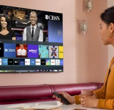 تعتبر شاشات تليفزيون سامسونج الذكية من أفضل الشاشات التي يمكن الحصول عليها في العالم إن لم تكن أفضلها على عهدة العديد من الخبراء، وهذا ليس فقط لتقنياتها وكفاءتها وجودتها المشهود لها، ولكن بفضل ما توفره سامسونج من خدمات ما بعد البيع والتي تتضمن تحديث شاشات سامسونج الذكية حيث يمكنك تحديث نظام تشغيل التليفزيون لعديد من الأسباب. وتوفر سامسونج خدمات التحديث لعامين كاملين بعد تاريخ إصدار وطرح الشاشة، ومن المهم معرفة كيفية تحديث شاشات سامسونج الذكية ليس فقط للخصائص الجديدة التي قد تصل إلى شاشتك، ولكن أيضًا للحفاظ على توافق نظام التشغيل مع التطبيقات التي تستخدمها على الشاشة، كما تتضمن تلك التحديثات عدد من التحسينات والإضافات الأمنية الضرورية للحفاظ على هاتفك. فتلك التحديثات تتضمن مجموعة من العناصر، اولًا أي إضافة من حيث الوظائف والخصائص الجديدة التي تقوم سامسونج بتطويرها وإضافتها إلى شاشاتها الجديدة أو القديمة عبر التحديث، أما الإضافة الأخرى فهي تعديل نظام التشغيل للتوافق مع أي تحديثات تحدث للتطبيقات المدعومة من الشاشة والتي قمت بتثبيتها واستخدامها عليها، أما الإضافة الأخيرة فهي الأمنية وتتضمن إضافة الحماية ضد أي من الفيروسات أو البرمجيات الخبيثة الجديدة التي قد يستخدمها المخترقون لاختراق شاشة التليفزيون. كيفية تحديث شاشات سامسونج الذكية عملية تحديث شاشات سامسونج الذكية سهلة وبسيطة، وتبدأ من خلال فتح التليفزيون ثم توجيه جهاز التحكم عن بعد إلى الشاشة قم الضغط على زر Home. قم باستخدام أزرار التصفح (الأسهم) حتى تصل إلى أيقونة الترس التي تقع على يسار الشاشة الرئيسية لنظام الهاتف، وهذه الأيقونة خاصة بإعدادات التليفزيون Settings، قم بالضغط على زر Enter لفتح الإعدادات. استخدم أزرار التصفح مرة أخرى حتى تقف على Software Update ثم قم بالضغط على Enter. في الشاشة الجديدة سيظهر لك زر Update now، قم بالتوجه إليه ثم قم بالضغط على زر Enter في جهاز التحكم عن بعد، وفي حالة توفر تحديث جديد فسيبدأ تلقائيًا، أما في حالة عدم توفر تحديث سيظهر لك إشعار يفيد بأن النسخة المثبتة على الشاشة هي الأحدث، أما في حالة التحديث فعليك ألا تقوم بإغلاق التليفزيون خلال عملية التحديث، وعن انتهاءه سيتم إعادة تشغيل التليفزيون تلقائيًا دون تدخل منك. يمكنك من خلال نفس الشاشة السابقة أيضًا أن تقوم بتفعيل خاصية التحديث الأوتوماتيكي من خلال التوجه إلى زر Auto update ثم الضغط على Enter في جهاز التحكم عن بعد، وفي حالة تفعيل هذه الخاصية سيقوم التليفزيون بالبحث الدوري عن التحديثات، وفي حالة توفره وتحديث التليفزيون سيتم تفعيله في المرة التالية التي تقوم فيها بتشغيل التليفزيون. جدير بالذكر أنه في حالة عدم تحديث للشاشة فإنها لن تتأثر على مستوى التشغيل، وقد لا تواجه أي مشكلة مع التليفزيون أو مع نظام التشغيل نفسه، ولكن قد تواجه بعد المشكلات مع التطبيقات المثبتة على التليفزيون في حالة ما إن تضمنت تحديثاتها أية إضافات غير متوافقة مع نسخة نظام التشغيل الحالي، كما ستفتقد للتحديثات الأمنية التي قد تفتقد فيها للحماية ضد بعض الفيروسات التي قد يستغلها المخترقون لاختراق التليفزيون والوصول لبياناتك الشخصية المسجلة على التليفزيون.