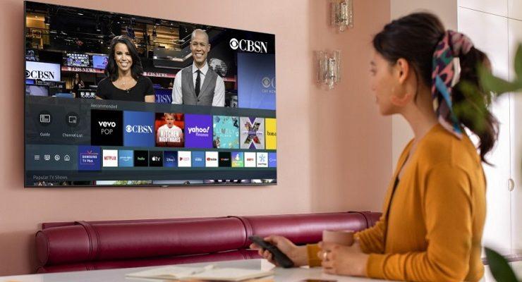 تعتبر شاشات تليفزيون سامسونج الذكية من أفضل الشاشات التي يمكن الحصول عليها في العالم إن لم تكن أفضلها على عهدة العديد من الخبراء، وهذا ليس فقط لتقنياتها وكفاءتها وجودتها المشهود لها، ولكن بفضل ما توفره سامسونج من خدمات ما بعد البيع والتي تتضمن تحديث شاشات سامسونج الذكية حيث يمكنك تحديث نظام تشغيل التليفزيون لعديد من الأسباب. وتوفر سامسونج خدمات التحديث لعامين كاملين بعد تاريخ إصدار وطرح الشاشة، ومن المهم معرفة كيفية تحديث شاشات سامسونج الذكية ليس فقط للخصائص الجديدة التي قد تصل إلى شاشتك، ولكن أيضًا للحفاظ على توافق نظام التشغيل مع التطبيقات التي تستخدمها على الشاشة، كما تتضمن تلك التحديثات عدد من التحسينات والإضافات الأمنية الضرورية للحفاظ على هاتفك. فتلك التحديثات تتضمن مجموعة من العناصر، اولًا أي إضافة من حيث الوظائف والخصائص الجديدة التي تقوم سامسونج بتطويرها وإضافتها إلى شاشاتها الجديدة أو القديمة عبر التحديث، أما الإضافة الأخرى فهي تعديل نظام التشغيل للتوافق مع أي تحديثات تحدث للتطبيقات المدعومة من الشاشة والتي قمت بتثبيتها واستخدامها عليها، أما الإضافة الأخيرة فهي الأمنية وتتضمن إضافة الحماية ضد أي من الفيروسات أو البرمجيات الخبيثة الجديدة التي قد يستخدمها المخترقون لاختراق شاشة التليفزيون. كيفية تحديث شاشات سامسونج الذكية عملية تحديث شاشات سامسونج الذكية سهلة وبسيطة، وتبدأ من خلال فتح التليفزيون ثم توجيه جهاز التحكم عن بعد إلى الشاشة قم الضغط على زر Home. قم باستخدام أزرار التصفح (الأسهم) حتى تصل إلى أيقونة الترس التي تقع على يسار الشاشة الرئيسية لنظام الهاتف، وهذه الأيقونة خاصة بإعدادات التليفزيون Settings، قم بالضغط على زر Enter لفتح الإعدادات. استخدم أزرار التصفح مرة أخرى حتى تقف على Software Update ثم قم بالضغط على Enter. في الشاشة الجديدة سيظهر لك زر Update now، قم بالتوجه إليه ثم قم بالضغط على زر Enter في جهاز التحكم عن بعد، وفي حالة توفر تحديث جديد فسيبدأ تلقائيًا، أما في حالة عدم توفر تحديث سيظهر لك إشعار يفيد بأن النسخة المثبتة على الشاشة هي الأحدث، أما في حالة التحديث فعليك ألا تقوم بإغلاق التليفزيون خلال عملية التحديث، وعن انتهاءه سيتم إعادة تشغيل التليفزيون تلقائيًا دون تدخل منك. يمكنك من خلال نفس الشاشة السابقة أيضًا أن تقوم بتفعيل خاصية التحديث الأوتوماتيكي من خلال التوجه إلى زر Auto update ثم الضغط على Enter في جهاز التحكم عن بعد، وفي حالة تفعيل هذه الخاصية سيقوم التليفزيون بالبحث الدوري عن التحديثات، وفي حالة توفره وتحديث التليفزيون سيتم تفعيله في المرة التالية التي تقوم فيها بتشغيل التليفزيون. جدير بالذكر أنه في حالة عدم تحديث للشاشة فإنها لن تتأثر على مستوى التشغيل، وقد لا تواجه أي مشكلة مع التليفزيون أو مع نظام التشغيل نفسه، ولكن قد تواجه بعد المشكلات مع التطبيقات المثبتة على التليفزيون في حالة ما إن تضمنت تحديثاتها أية إضافات غير متوافقة مع نسخة نظام التشغيل الحالي، كما ستفتقد للتحديثات الأمنية التي قد تفتقد فيها للحماية ضد بعض الفيروسات التي قد يستغلها المخترقون لاختراق التليفزيون والوصول لبياناتك الشخصية المسجلة على التليفزيون.