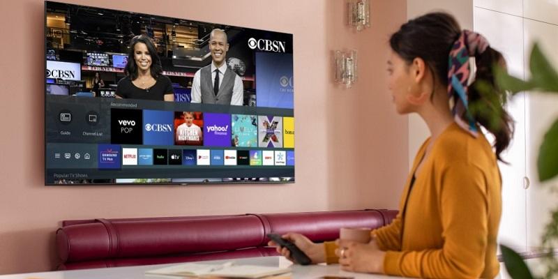 تعتبر شاشات تليفزيون سامسونج الذكية من أفضل الشاشات التي يمكن الحصول عليها في العالم إن لم تكن أفضلها على عهدة العديد من الخبراء، وهذا ليس فقط لتقنياتها وكفاءتها وجودتها المشهود لها، ولكن بفضل ما توفره سامسونج من خدمات ما بعد البيع والتي تتضمن تحديث شاشات سامسونج الذكية حيث يمكنك تحديث نظام تشغيل التليفزيون لعديد من الأسباب. وتوفر سامسونج خدمات التحديث لعامين كاملين بعد تاريخ إصدار وطرح الشاشة، ومن المهم معرفة كيفية تحديث شاشات سامسونج الذكية ليس فقط للخصائص الجديدة التي قد تصل إلى شاشتك، ولكن أيضًا للحفاظ على توافق نظام التشغيل مع التطبيقات التي تستخدمها على الشاشة، كما تتضمن تلك التحديثات عدد من التحسينات والإضافات الأمنية الضرورية للحفاظ على هاتفك. فتلك التحديثات تتضمن مجموعة من العناصر، اولًا أي إضافة من حيث الوظائف والخصائص الجديدة التي تقوم سامسونج بتطويرها وإضافتها إلى شاشاتها الجديدة أو القديمة عبر التحديث، أما الإضافة الأخرى فهي تعديل نظام التشغيل للتوافق مع أي تحديثات تحدث للتطبيقات المدعومة من الشاشة والتي قمت بتثبيتها واستخدامها عليها، أما الإضافة الأخيرة فهي الأمنية وتتضمن إضافة الحماية ضد أي من الفيروسات أو البرمجيات الخبيثة الجديدة التي قد يستخدمها المخترقون لاختراق شاشة التليفزيون. كيفية تحديث شاشات سامسونج الذكية عملية تحديث شاشات سامسونج الذكية سهلة وبسيطة، وتبدأ من خلال فتح التليفزيون ثم توجيه جهاز التحكم عن بعد إلى الشاشة قم الضغط على زر Home. قم باستخدام أزرار التصفح (الأسهم) حتى تصل إلى أيقونة الترس التي تقع على يسار الشاشة الرئيسية لنظام الهاتف، وهذه الأيقونة خاصة بإعدادات التليفزيون Settings، قم بالضغط على زر Enter لفتح الإعدادات. استخدم أزرار التصفح مرة أخرى حتى تقف على Software Update ثم قم بالضغط على Enter. في الشاشة الجديدة سيظهر لك زر Update now، قم بالتوجه إليه ثم قم بالضغط على زر Enter في جهاز التحكم عن بعد، وفي حالة توفر تحديث جديد فسيبدأ تلقائيًا، أما في حالة عدم توفر تحديث سيظهر لك إشعار يفيد بأن النسخة المثبتة على الشاشة هي الأحدث، أما في حالة التحديث فعليك ألا تقوم بإغلاق التليفزيون خلال عملية التحديث، وعن انتهاءه سيتم إعادة تشغيل التليفزيون تلقائيًا دون تدخل منك. يمكنك من خلال نفس الشاشة السابقة أيضًا أن تقوم بتفعيل خاصية التحديث الأوتوماتيكي من خلال التوجه إلى زر Auto update ثم الضغط على Enter في جهاز التحكم عن بعد، وفي حالة تفعيل هذه الخاصية سيقوم التليفزيون بالبحث الدوري عن التحديثات، وفي حالة توفره وتحديث التليفزيون سيتم تفعيله في المرة التالية التي تقوم فيها بتشغيل التليفزيون. جدير بالذكر أنه في حالة عدم تحديث للشاشة فإنها لن تتأثر على مستوى التشغيل، وقد لا تواجه أي مشكلة مع التليفزيون أو مع نظام التشغيل نفسه، ولكن قد تواجه بعد المشكلات مع التطبيقات المثبتة على التليفزيون في حالة ما إن تضمنت تحديثاتها أية إضافات غير متوافقة مع نسخة نظام التشغيل الحالي، كما ستفتقد للتحديثات الأمنية التي قد تفتقد فيها للحماية ضد بعض الفيروسات التي قد يستغلها المخترقون لاختراق التليفزيون والوصول لبياناتك الشخصية المسجلة على التليفزيون.