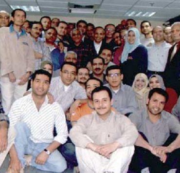 ابراهيم حجازي مؤسس الأهرام الرياضي مع فريق العمل