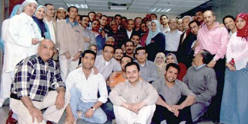 ابراهيم حجازي مؤسس الأهرام الرياضي مع فريق العمل