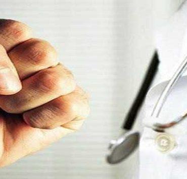 الاعتداء على الطواقم الطبية