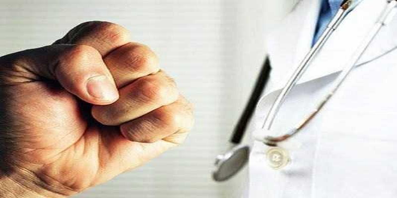 الاعتداء على الطواقم الطبية