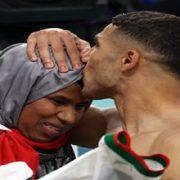 عناق أشرف حكيم ووالدته