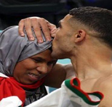 عناق أشرف حكيم ووالدته