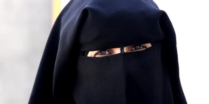 ميم التي قاطعتني لأنني لم أرتدِ النقاب النقاب