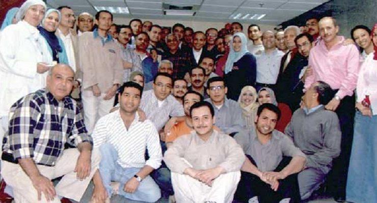 ابراهيم حجازي مؤسس الأهرام الرياضي مع فريق العمل