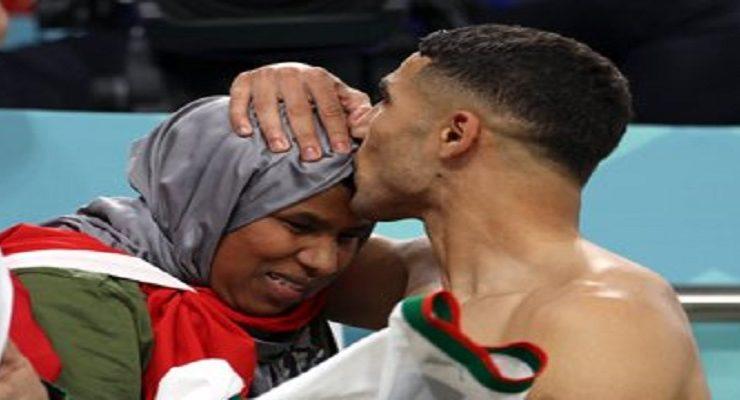 عناق أشرف حكيم ووالدته