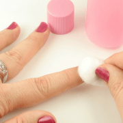 مزيل طلاء الأظافر