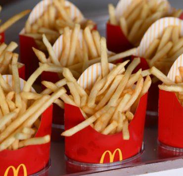 النحت على الخشب.. فنَّان من الصعيد الجوَّاني بطاطس ماكدونالدز