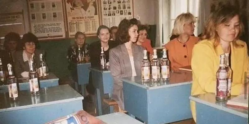 عندما تقاضى المعلمون الروس الفودكا كرواتب الفودكا