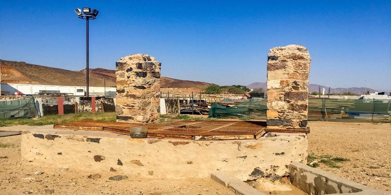 تَحْتَ الشَّجَرَةِ