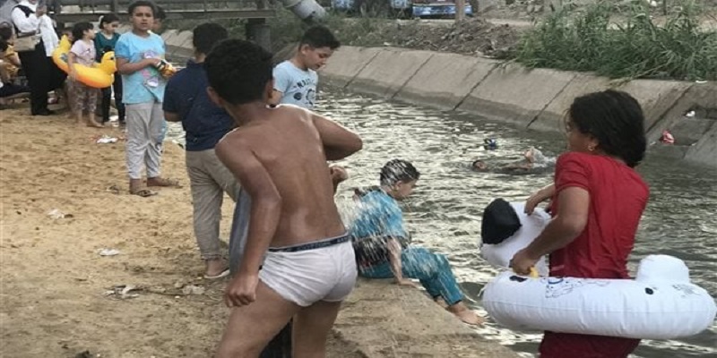 العوم في الترع