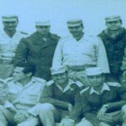 القائد منير يتوسط رجاله