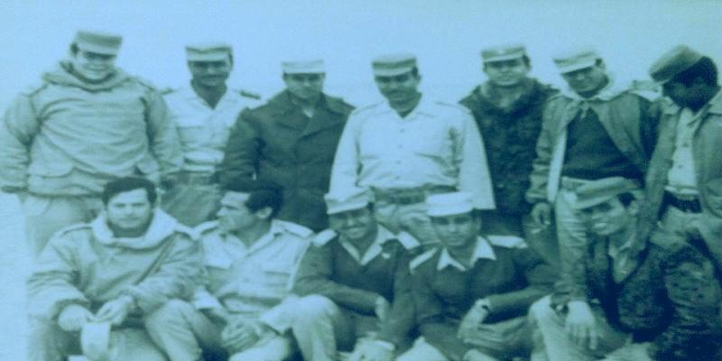 القائد منير يتوسط رجاله