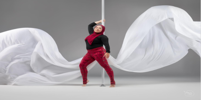 راقصة عمود