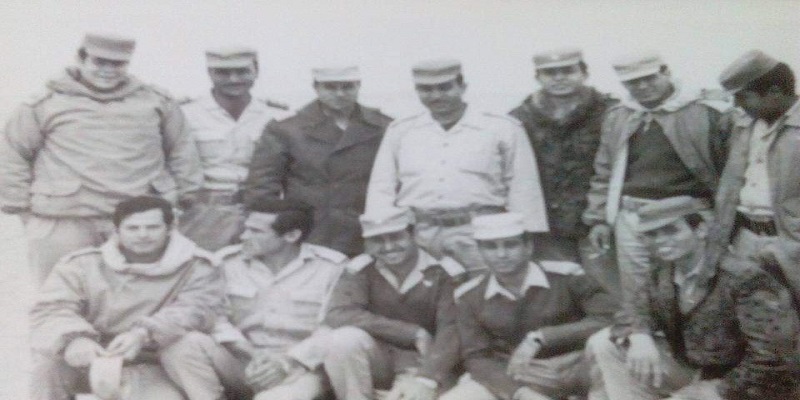 القائد منير يتوسط رجاله