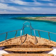 الجلوس أمام البحر