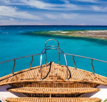 الجلوس أمام البحر