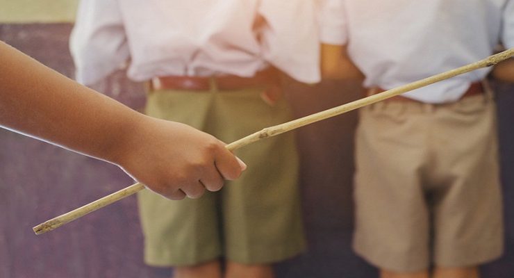 ضرب الطلاب بالعصا