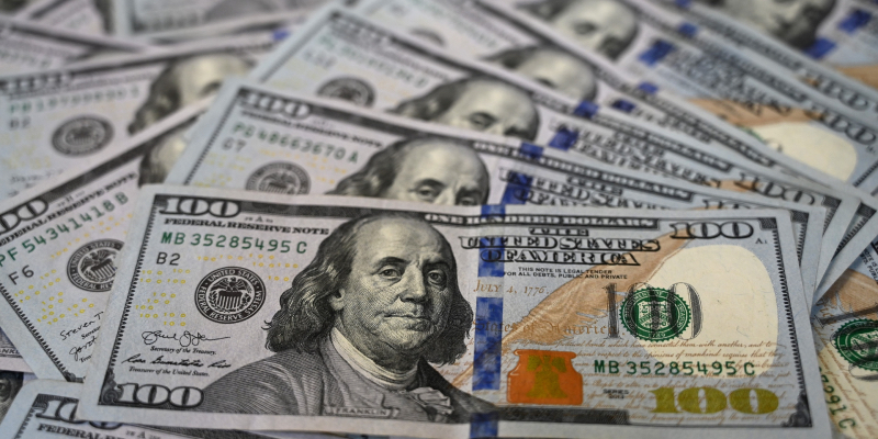 أعطى الباحثون 200 شخص 10 آلاف دولار لكل منهم لدراسة الكرم الكرم