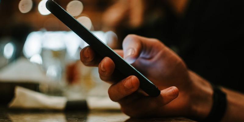 العلاقات الرومانسية في عصر “مختبري الولاء” عبر الإنترنت الإنترنت