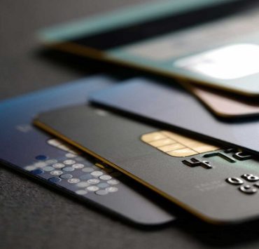 بطاقات الخصم المباشر