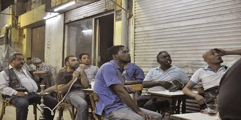 من كرة القدم إلى نشرة الأخبار .. كيف تحولت اهتمامات المقاهي المصرية؟ حرب غزة