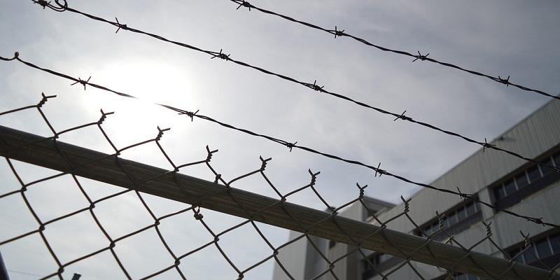 البعض يفضل حياة السجن .. في سبيل الطعام والرعاية الصحية أو التعليم حياة السجن