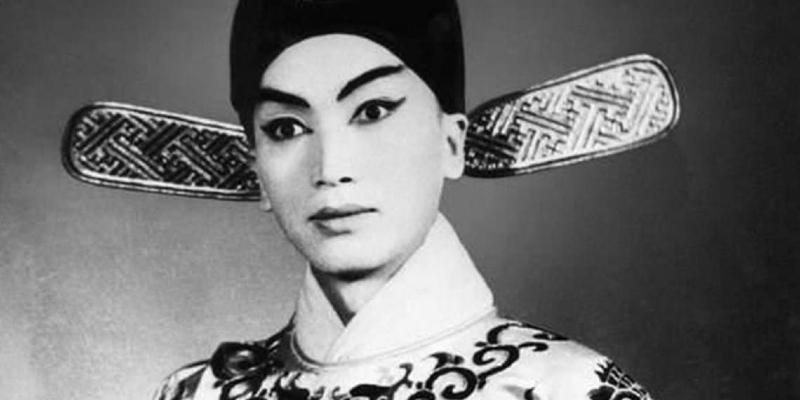 شي بي بو..مغني الأوبرا الصيني المدان بالتجسس على فرنسا أوبرا