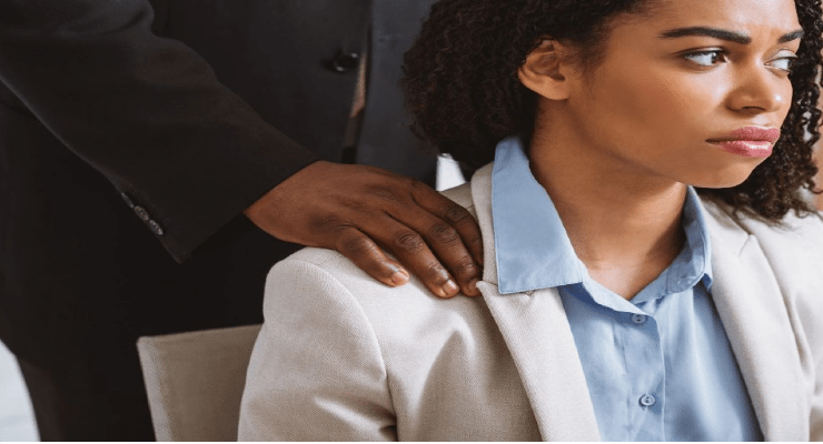 المخبولون في الأرض