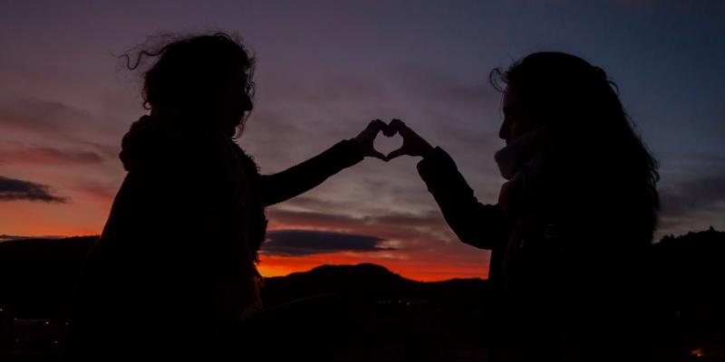 امرأة كورية جنوبية تتبنى صديقتها حتى يتمكنوا من الاعتناء ببعضهم البعض كعائلة كورية