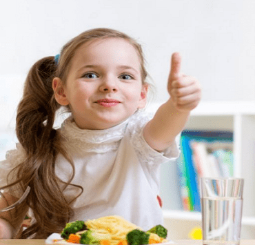 “صور” يوم أن لعب الفنانون كرة القدم مع موظفين التلفزيون في مصر التلفزيون في مصر